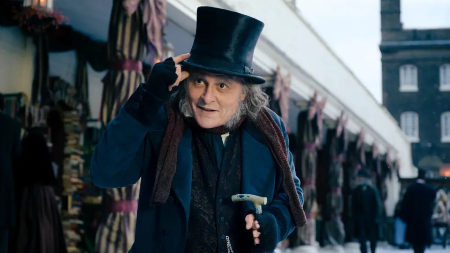 Primo piano di Johnny Depp irriconoscibile nel ruolo di Ebenezer Scrooge per il film Ebenezer