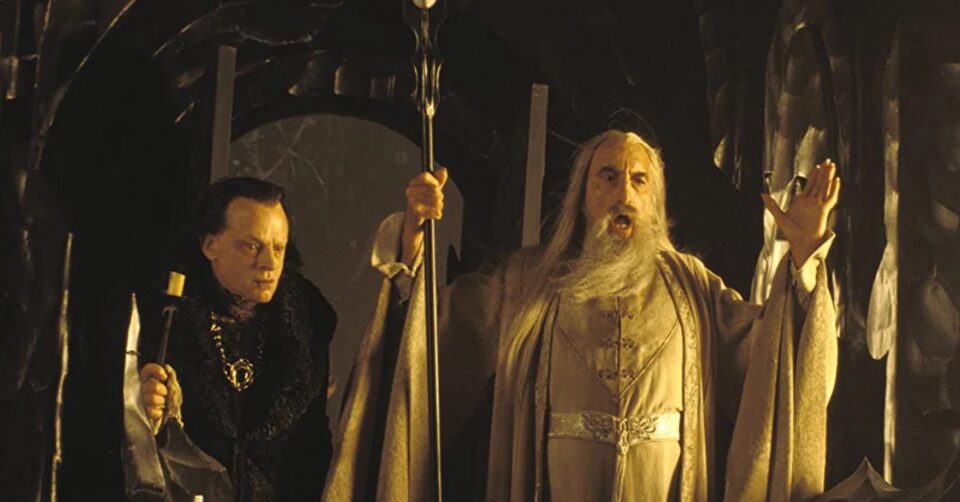 Saruman arringa le truppe di Uruk-hai prima dell'attacco al Fosso di Helm