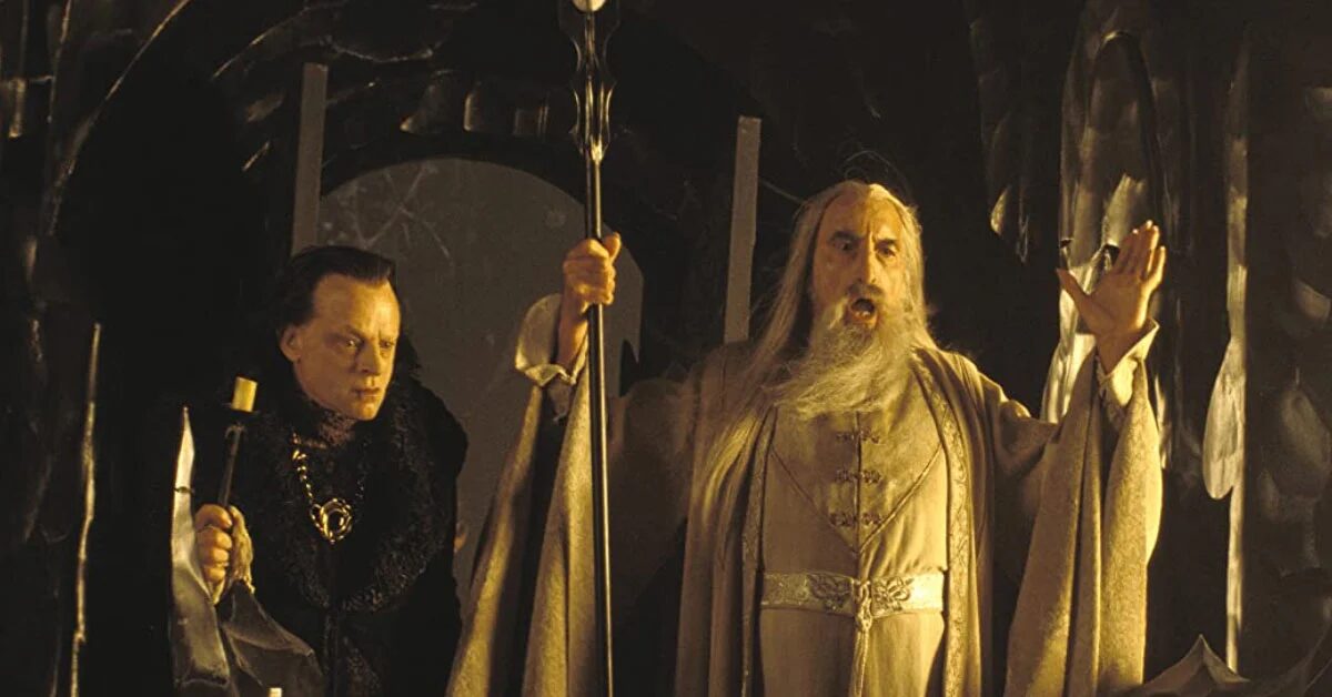 Saruman arringa le truppe di Uruk-hai prima dell'attacco al Fosso di Helm